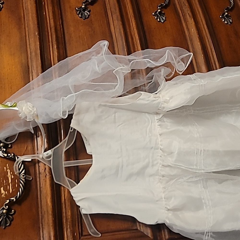 Elegant White Sleevless Flower Girl Dress With Veil